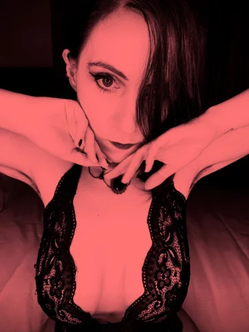 Photo of model @m-hiddenroom