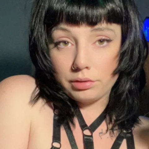 Photo of model @manicpixiedreamqueenfree