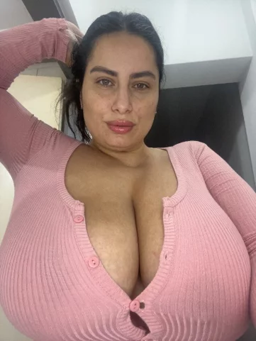 Photo of model @massiveboobsro