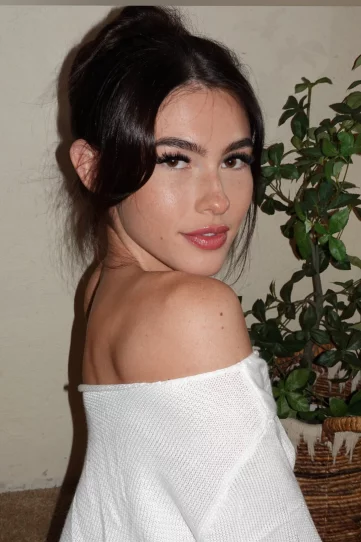 Photo of model @mayaxxhill