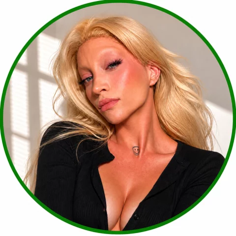 Photo of model @missbellasky