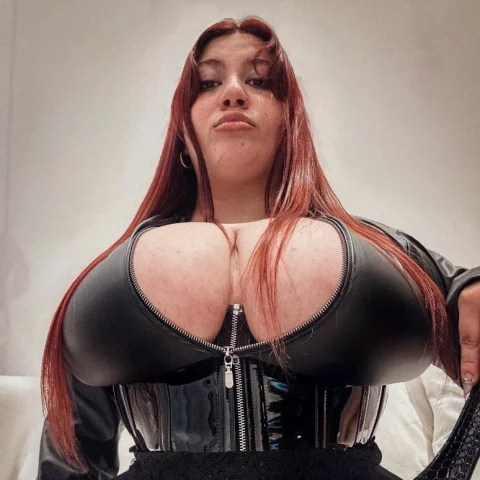 Photo of model @mistressdracaryss