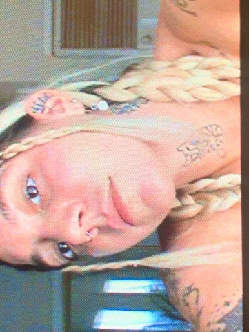 Photo of model @mommyvelv