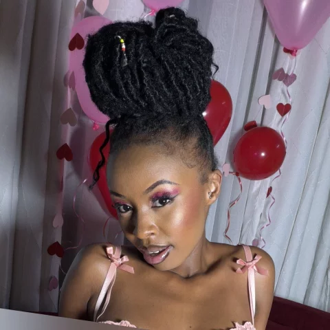Photo of model @naomiebonyvip