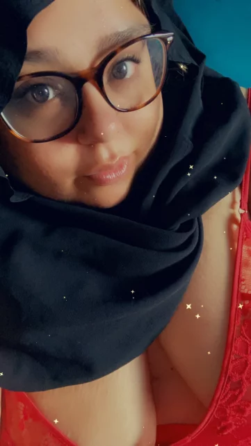 Photo of model @naughtylilhoneyhijabi