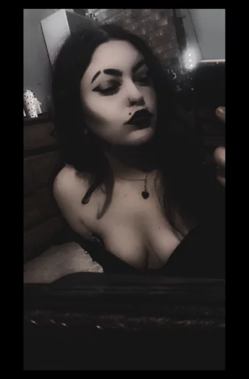 Photo of model @necrobabe0