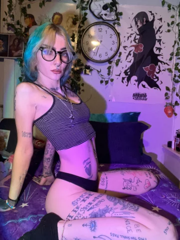 Photo of model @prettylittlefreak13