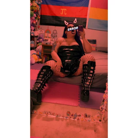 Photo of model @prettypurplepet