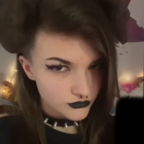 Photo of model @puppyteeth
