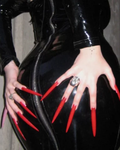 Photo of model @queenmisspetite