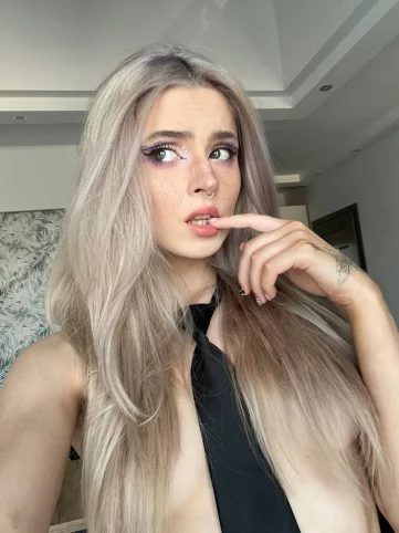 Photo of model @rainbowqueenuwu