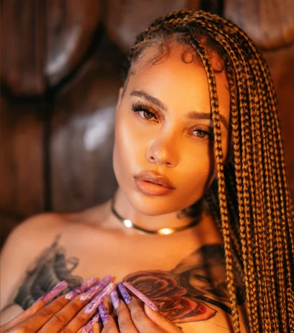 Photo of model @saragoldglitter