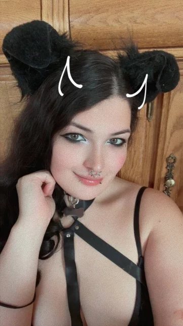 Photo of model @scarletwolf666
