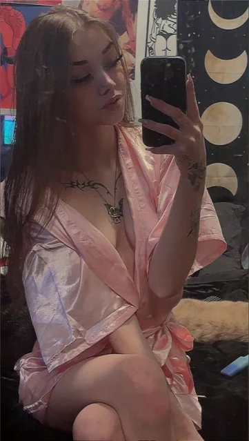 Photo of model @sexylilstoner