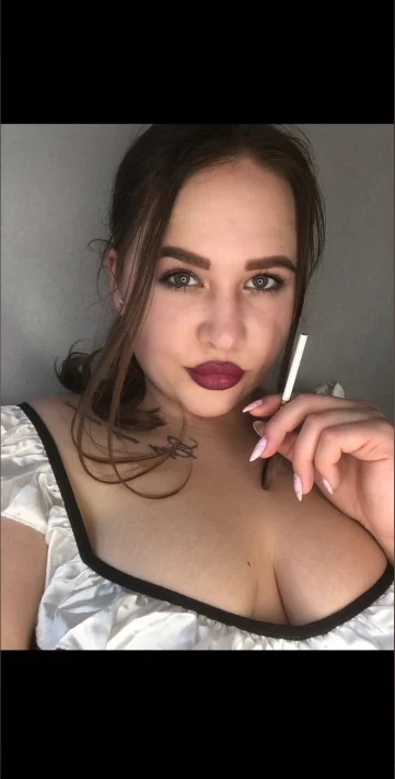 Photo of model @smoking_hotwife