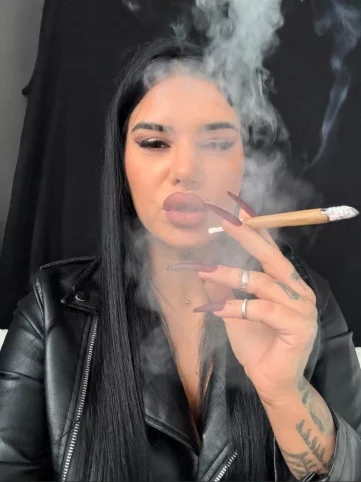 Photo of model @smokingfetishkate