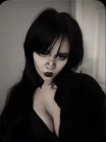 Photo of model @spookydressup