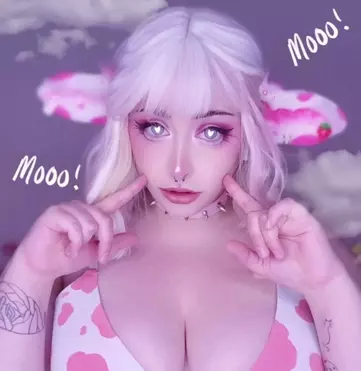 Photo of model @strawberrycub