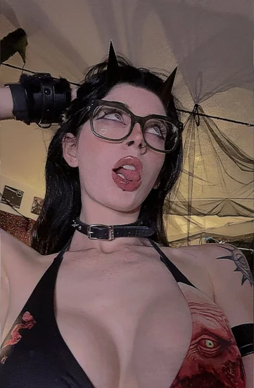 Photo of model @succubusrayray
