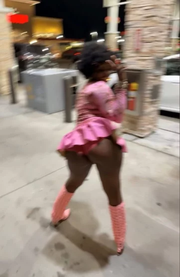 Photo of model @sweetpussymonet