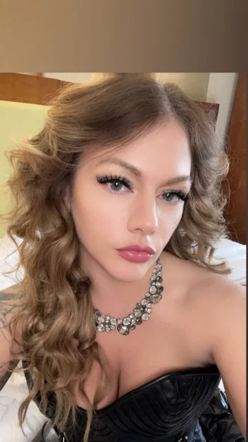 Photo of model @theamputeebitch2