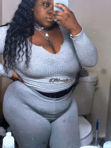 Photo of model @thickandspoiled