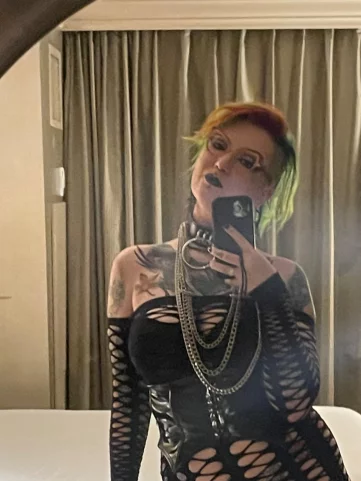 Photo of model @tit4tat_succubus