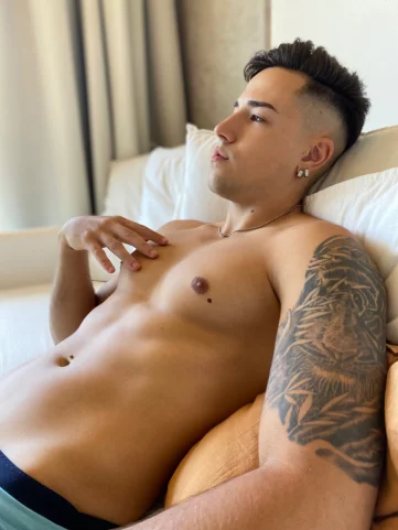 Photo of model @tthegoldenboyy