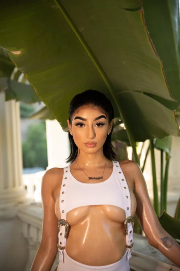 Photo of model @valentinesdayy