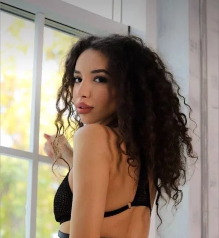 Photo of model @violet_secrets