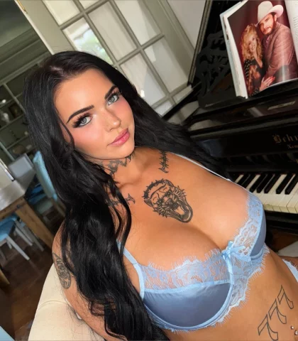 Photo of model @violetshayexo