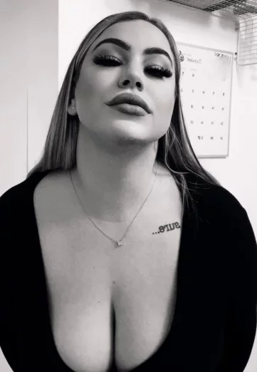 Photo of model @voluptuous.sweetheart