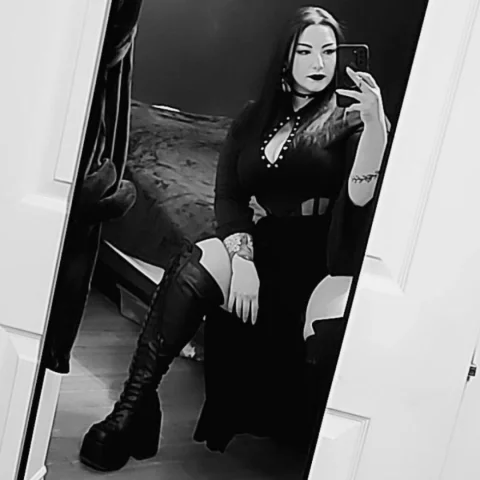 Photo of model @yourbigtiddygothgf666