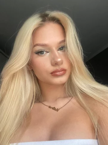 Photo of model @yourblondiewiki