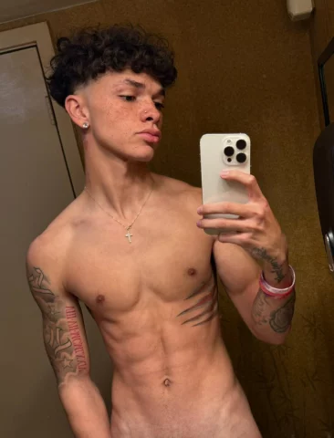 Photo of model @zlightskin
