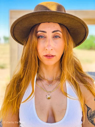 Photo of model @zoebytheriver