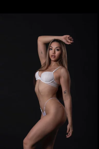 Photo of model @ainhowi