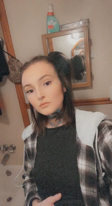 Photo of model @alecia28