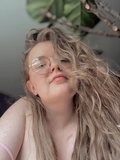 Photo of model @alliereadsxsmut