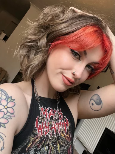 Photo of model @altgirlellie