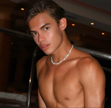 Photo of model @andrewtwinky