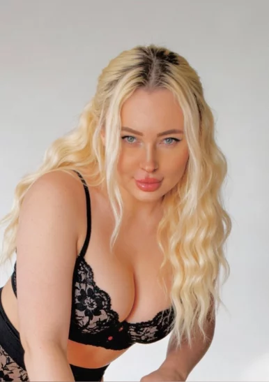 Photo of model @angelcakegoddess