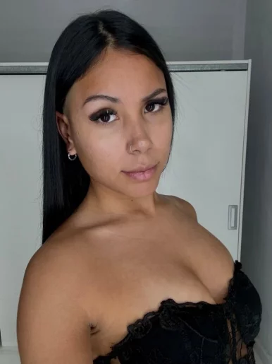 Photo of model @angelinayourgirl