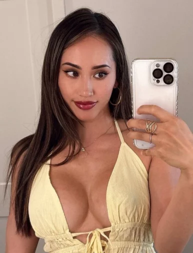 Photo of model @aryarae