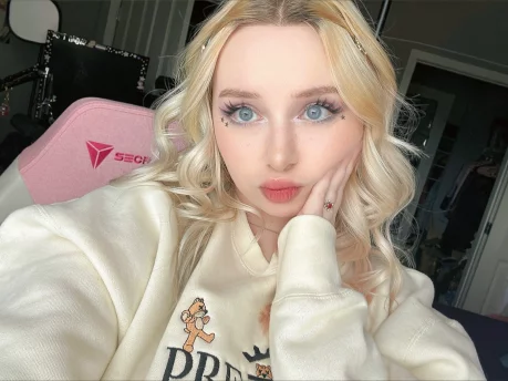 Photo of model @ashtronova