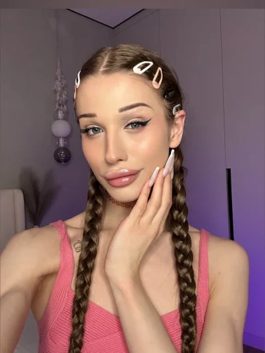 Photo of model @babe_lola