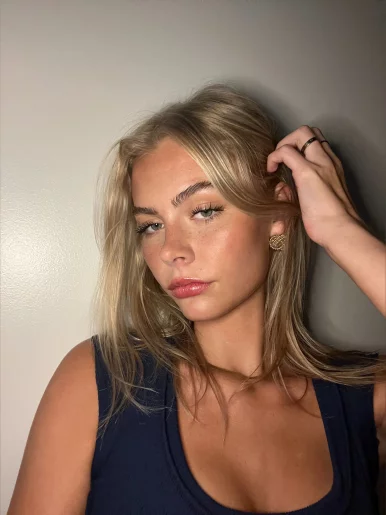 Photo of model @blondeariah