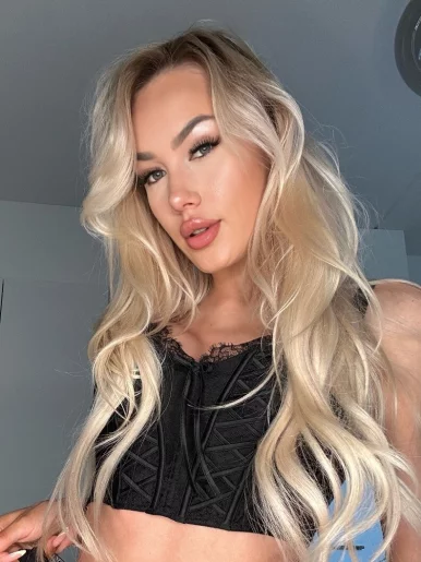 Photo of model @brattyblondeee