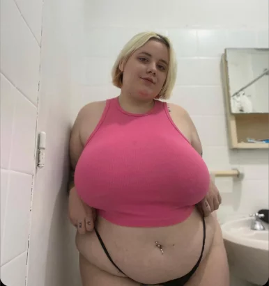 Photo of model @bustyblondibabby