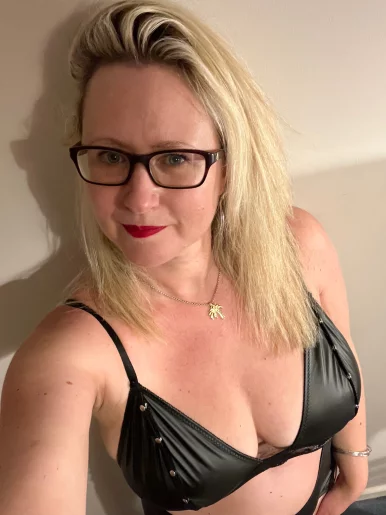 Photo of model @bustyblondmombshell